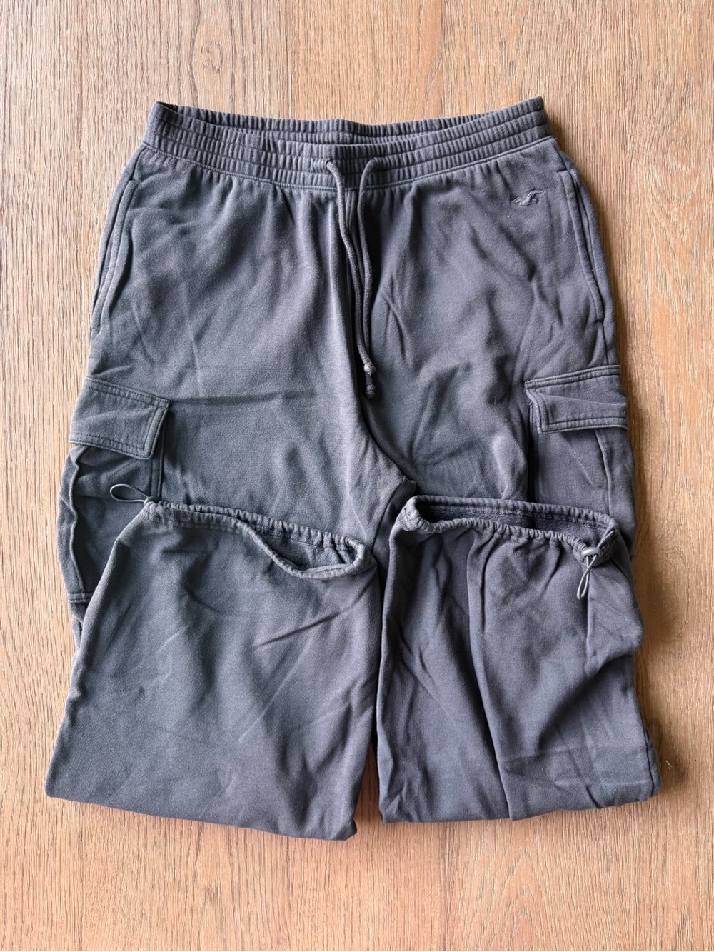 Hollister Women’s Ultra High-Rise Fleece Cargo Sweatpants in Dark Gray